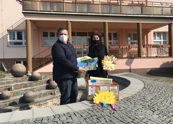 Děti i dospělí z Přelouče a okolí zasypali Domov u fontány krásnými jarními obrázky